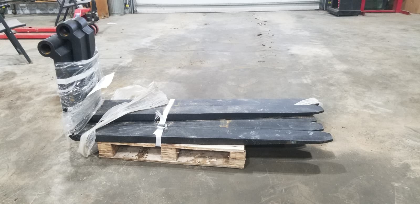 Brand New Heavy-Duty Pallet Forks — 60 in, 12,000 lb (Set of 2)