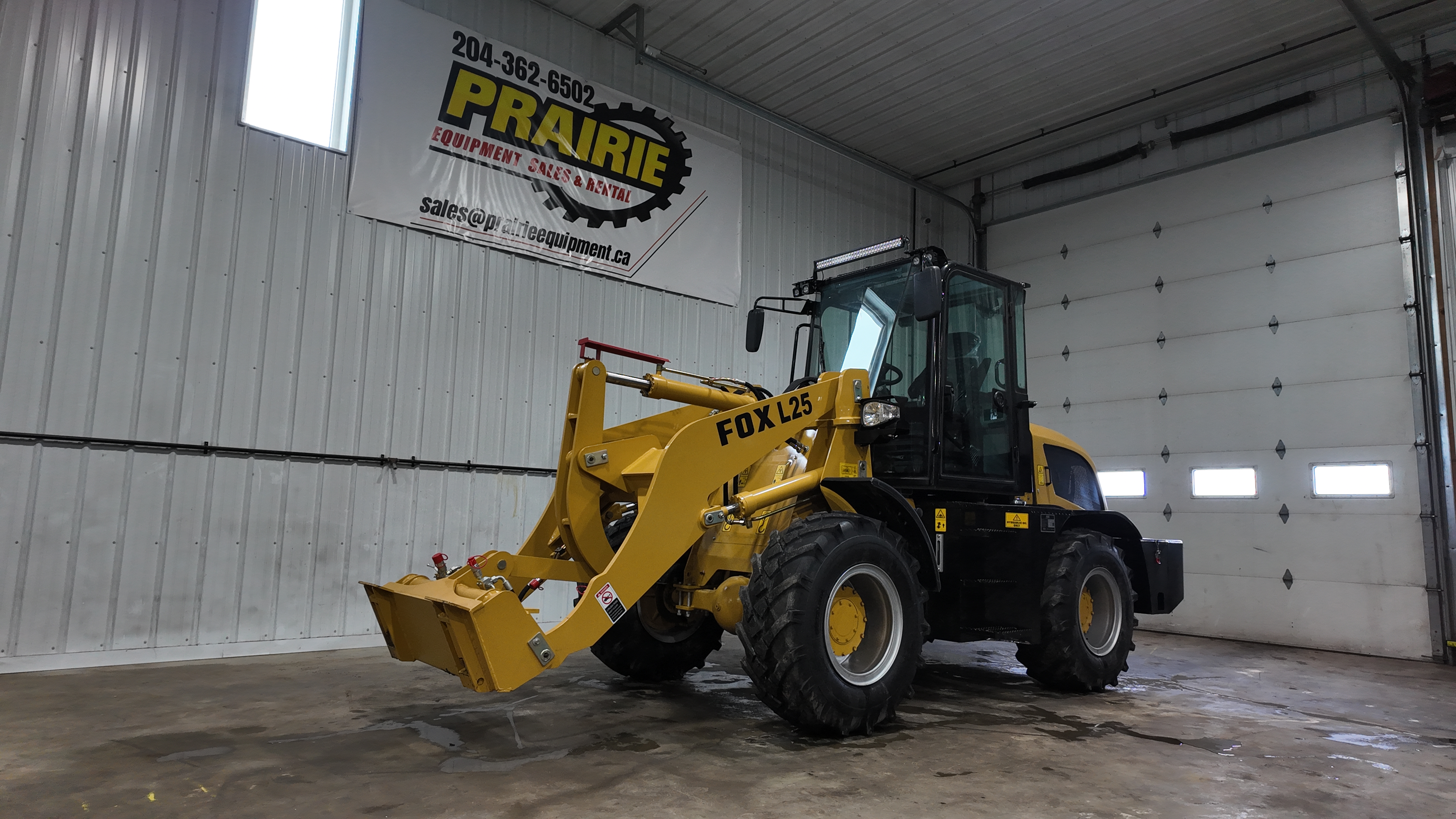 FOX L25 — 2.5 ton class wheel loader, full machine profile (Cummins power, 4WD, articulated frame).