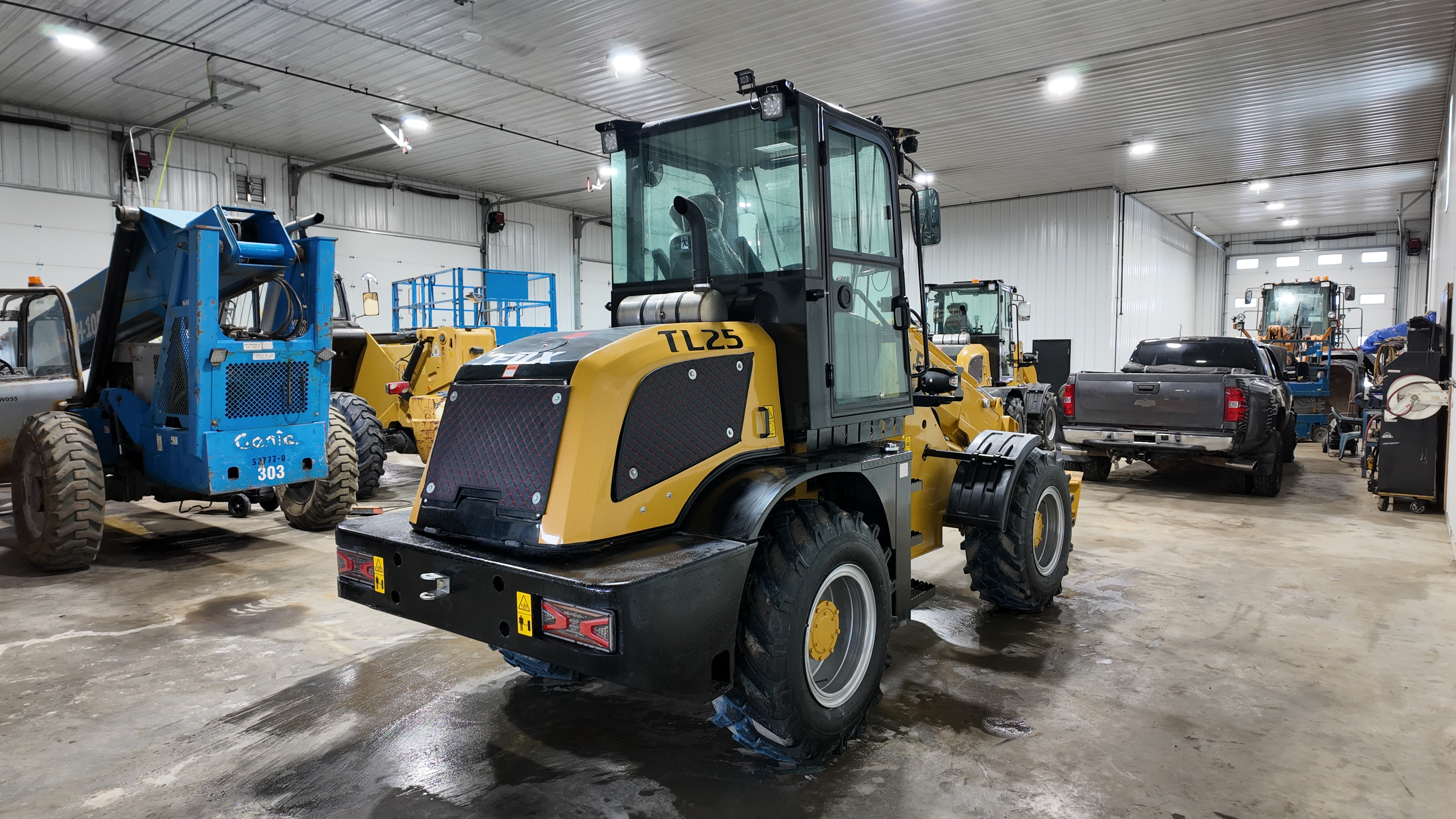 FOX L25T — 2.5 ton telescopic wheel loader, extra dump height for trucks and high piles (including winter stacking).